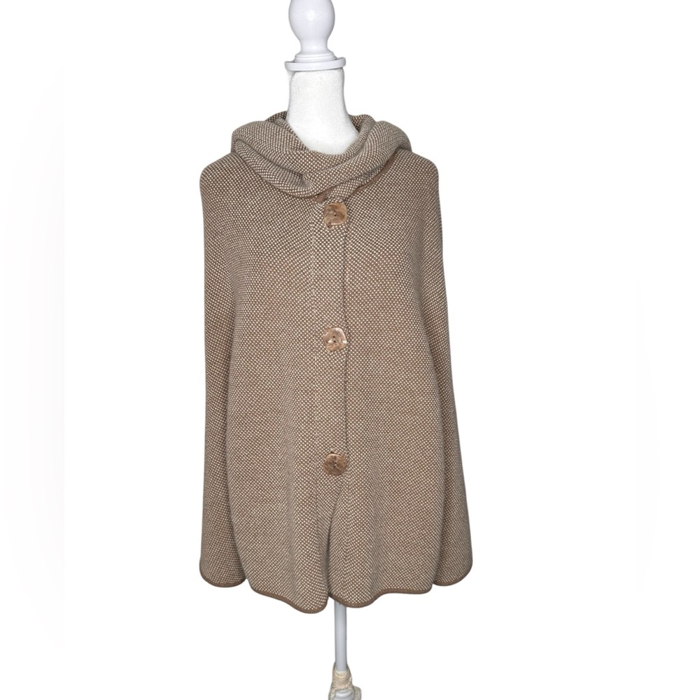 SOL ALPACA 100% baby alpaca Stylish Tan Cape with Button Closure Made in Peru